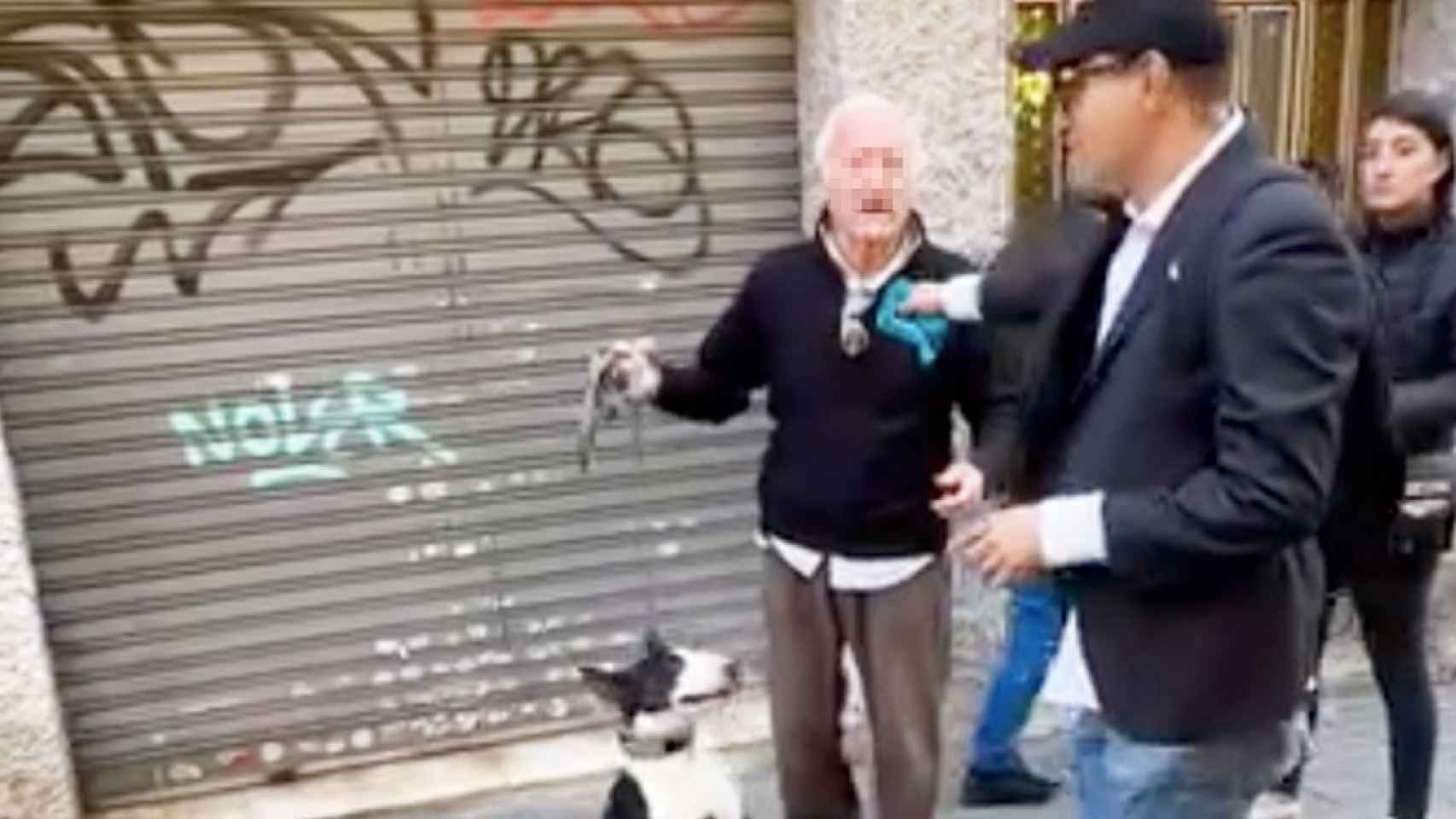 Imagen del robo al anciano en Barcelona