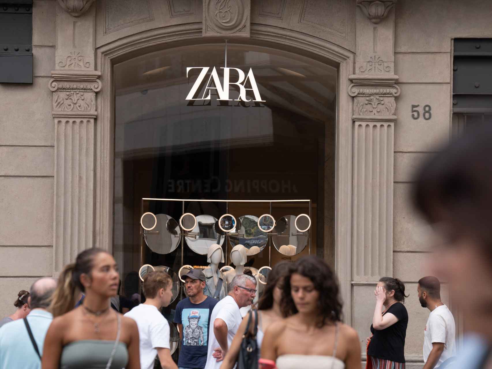 Zara (y todo Inditex) vuelven a las tiendas para enviar de forma 'online'  la ropa que quedó colgada en sus perchas