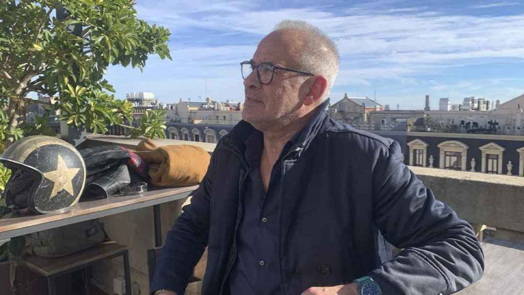 Julio Alberto atiende a Culemanía en la terraza de un hotel de Barcelona