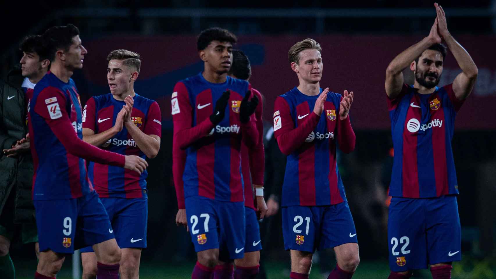 Los futbolistas del Barça aplauden la presencia de los aficionados en Montjuïc