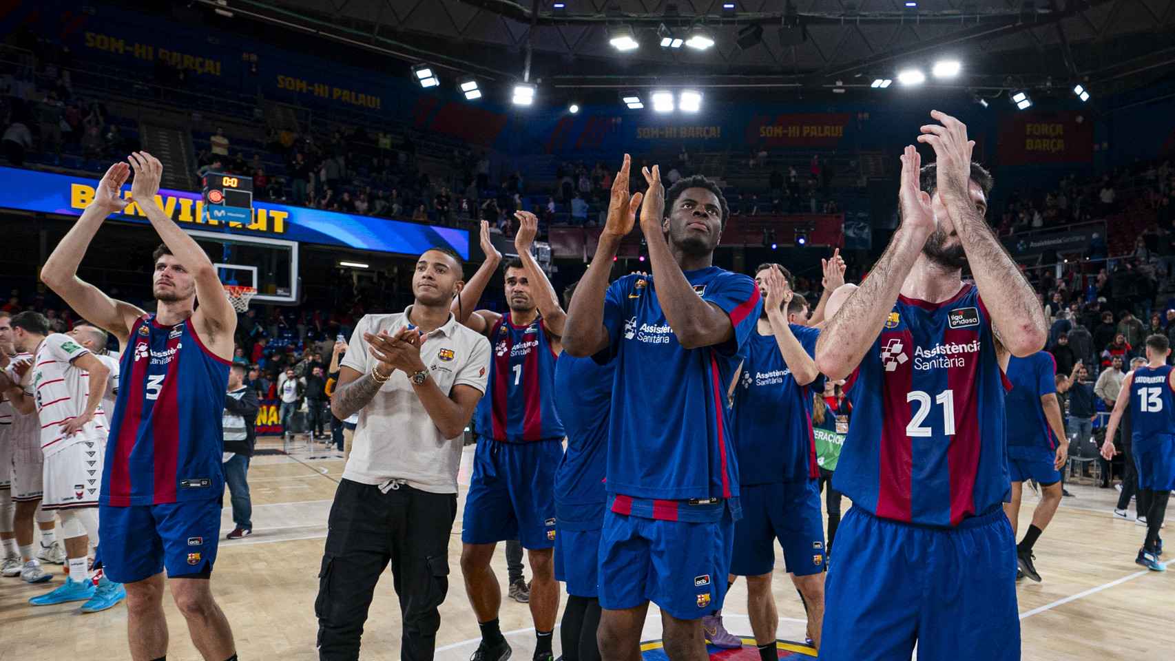 Los jugadores del Barça de basket aplauden a la afición presente en el Palau
