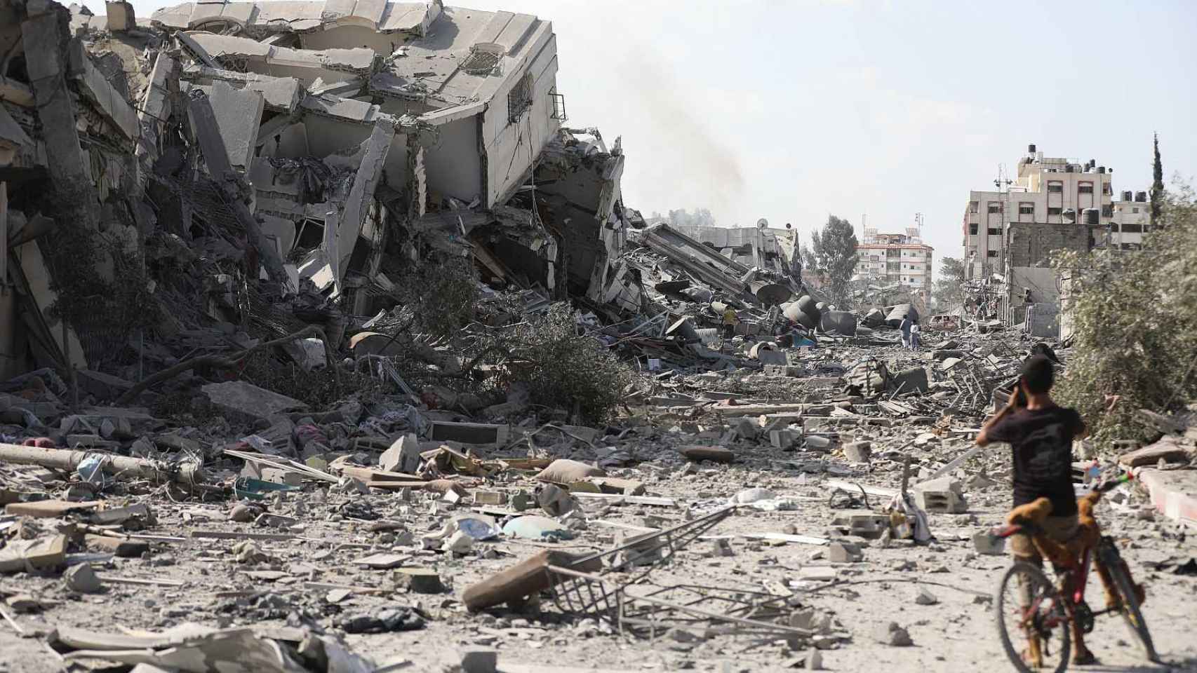 Un edificio destruido por bombas israelíes en Gaza
