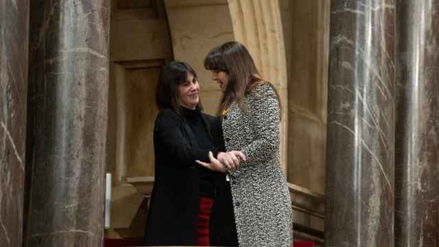 La presidenta de Junts, Laura Borràs, se abraza con la secretaria segunda de la Mesa del Parlament, Aurora Madaula