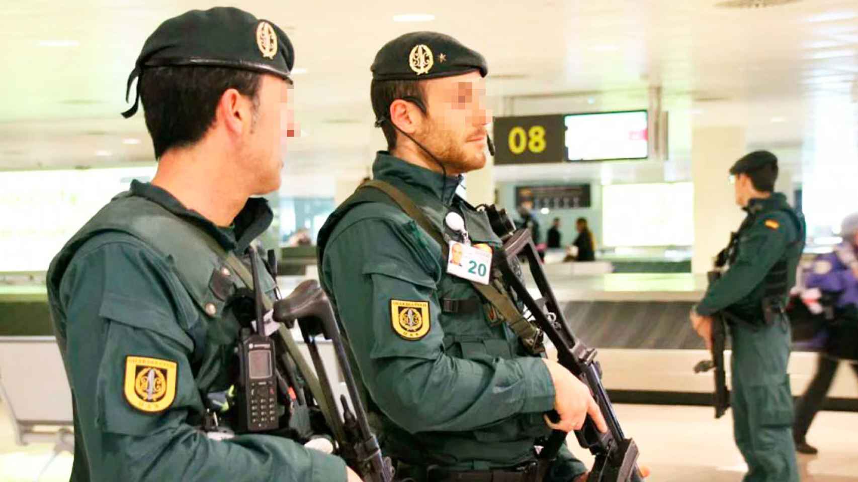 Dos agentes del GAR de la Guardia Civil, en el Aeropuerto de El Prat