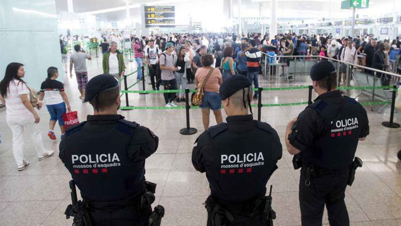 Agentes de Mossos, en la T1 del Aeropuerto de El Prat