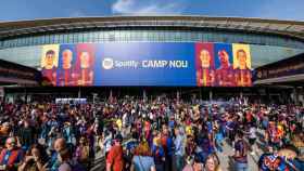 Aficionados del FC Barcelona, accediendo a las instalaciones del Spotify Camp Nou