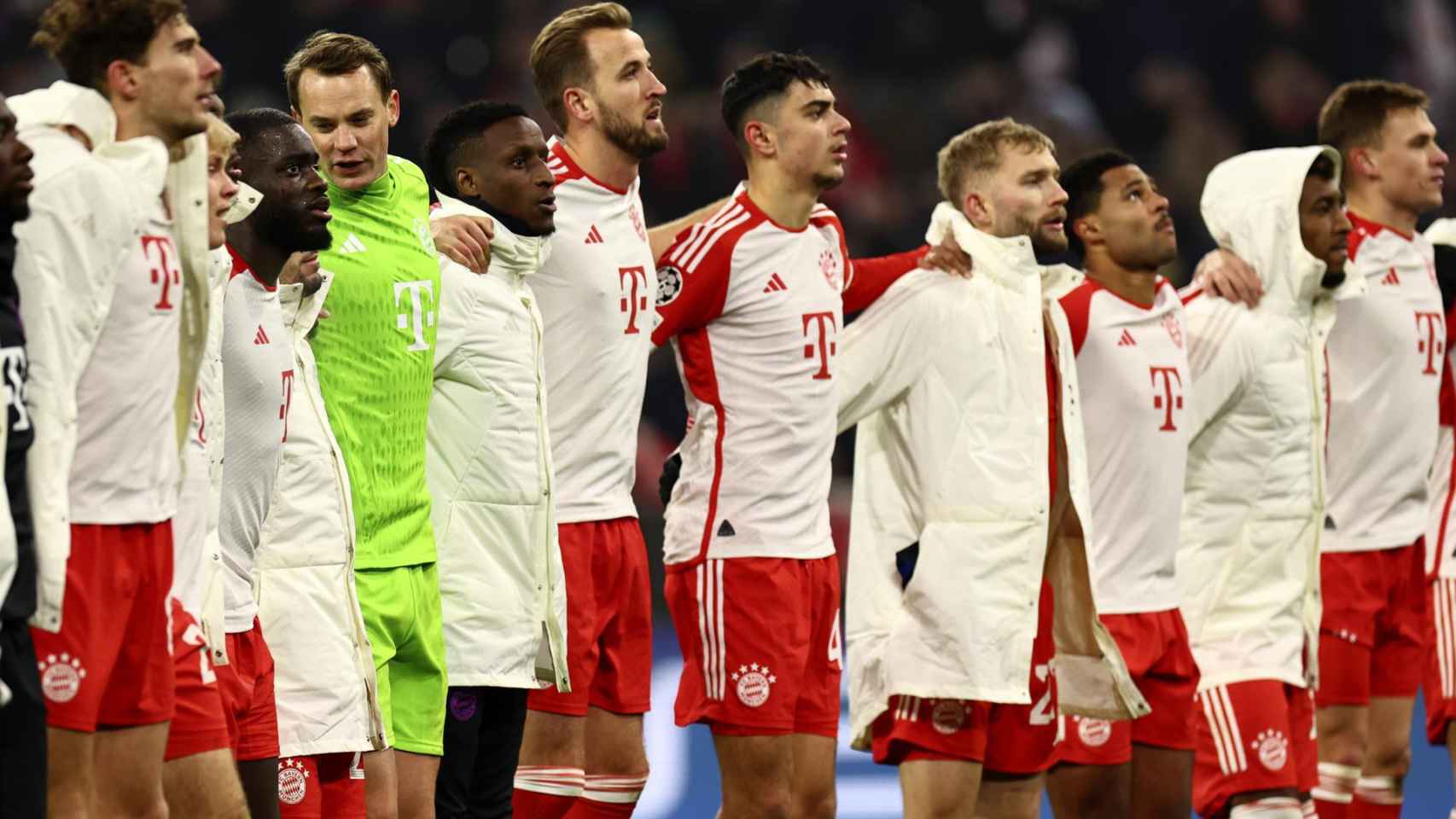 El Bayern, guardando un minuto de silencio antes de un partido