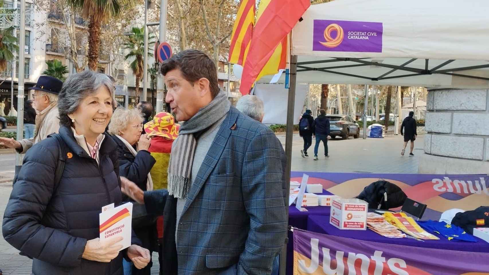 La presidenta de Societat Civil Catalana, Elda Mata, en una carpa en Barcelona