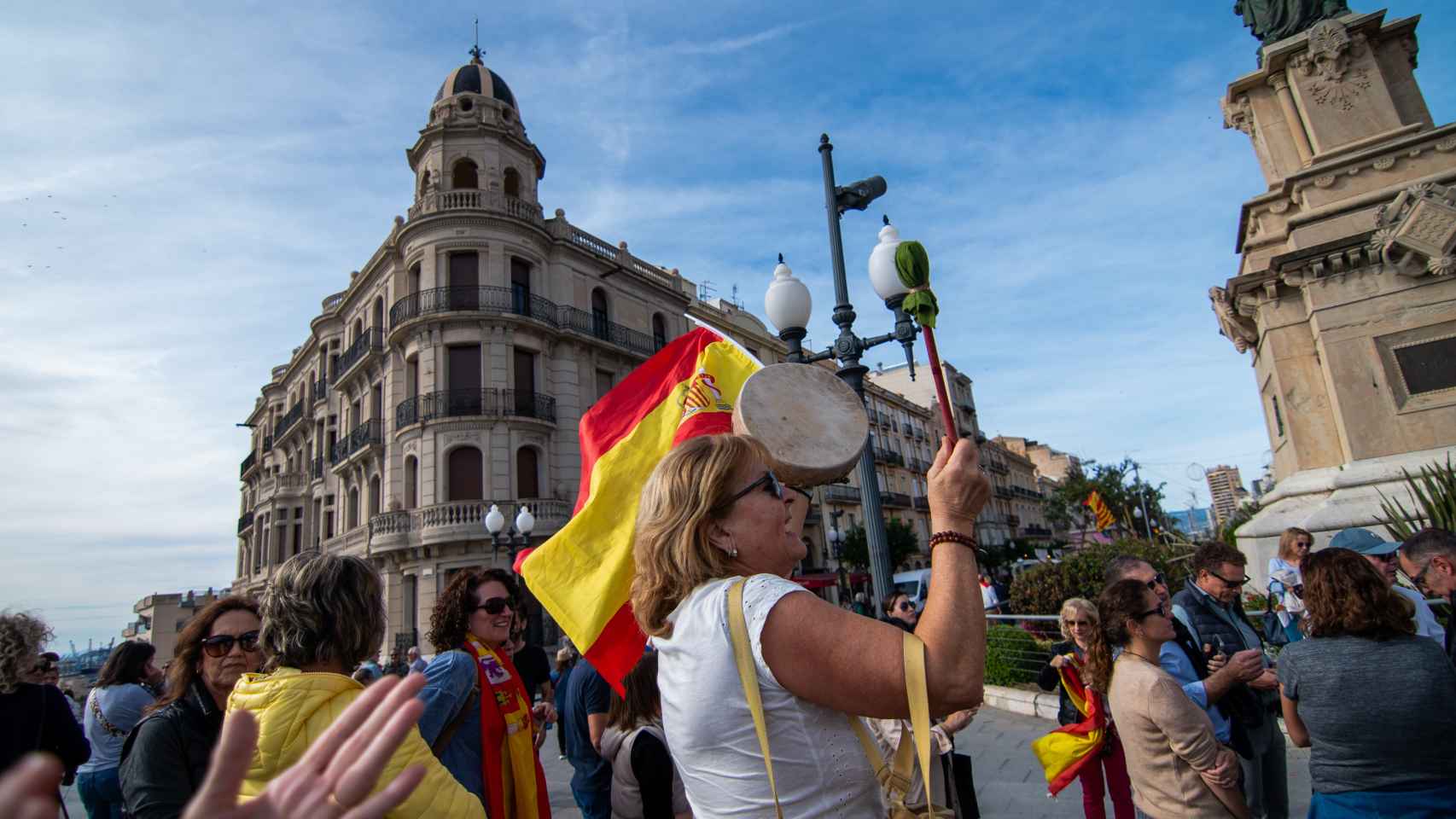 Varias personas en una manifestación contra la amnistía en Barcelona