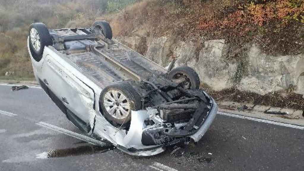 El coche volcado en la B-431