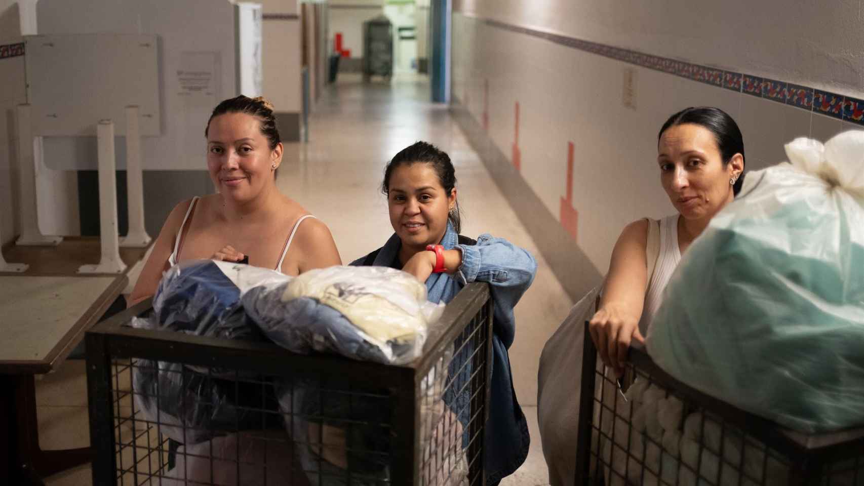 Tres mujeres responsables del servicio de lavandería en la cárcel de mujeres de Barcelona Wad-Ras