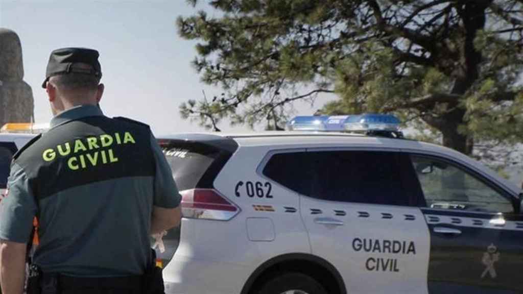 Un agente de la Guardia Civil junto a un vehículo del instituto armado