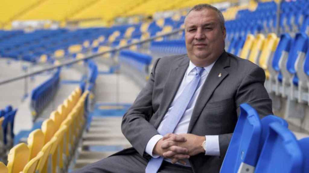 Miguel Ángel Ramírez, presidente de la UD Las Palmas, sentado en las gradas