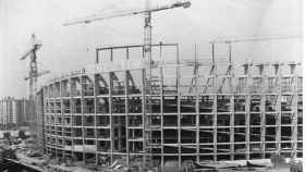 El Camp Nou, siendo remodelado en 1981 bajo el mandato de Núñez