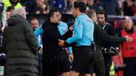 Xavi se queja por las decisiones de un árbitro en un partido de Liga