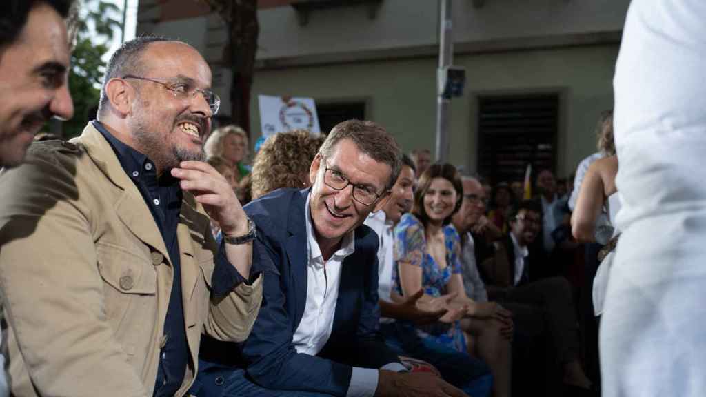 El presidente del PP catalán, Alejandro Fernández, y el presidente del Partido Popular y candidato a la Presidencia del Gobierno, Alberto Núñez Feijóo