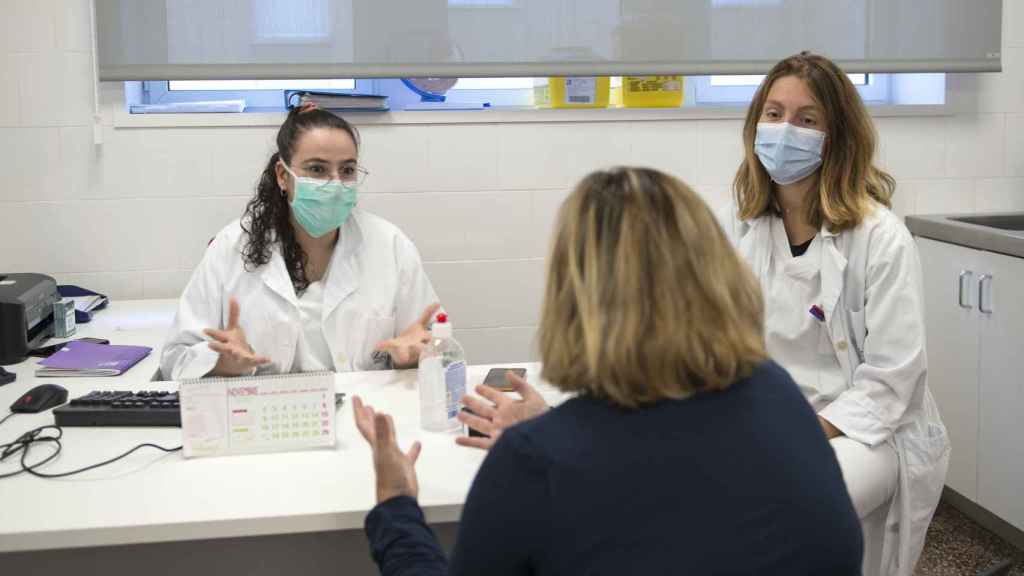 Dos trabajadoras sanitarias en un CAP de Figueres