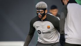 Ronald Araujo, obligado a entrenar con máscara protectora
