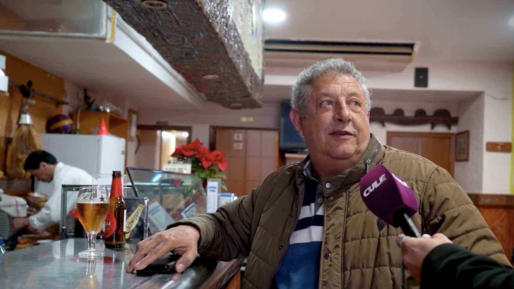Patricio, cliente habitual de O'Castiñeiro, bar en los aledaños del Camp Nou
