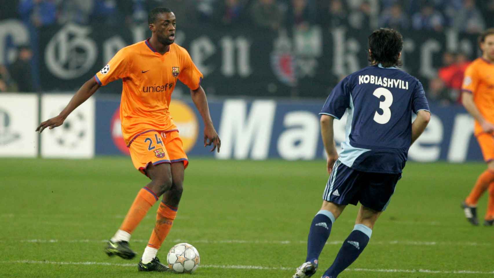 Touré Yaya, disputando un partido con la camiseta del Barça