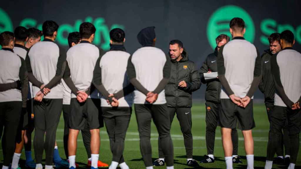 Xavi Hernández da una charla a los jugadores del Barça antes de recibir al Girona en Liga