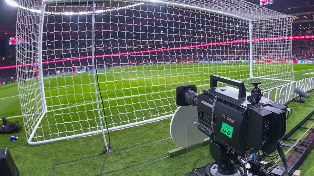 Cámara de televisión en un campo de fútbol