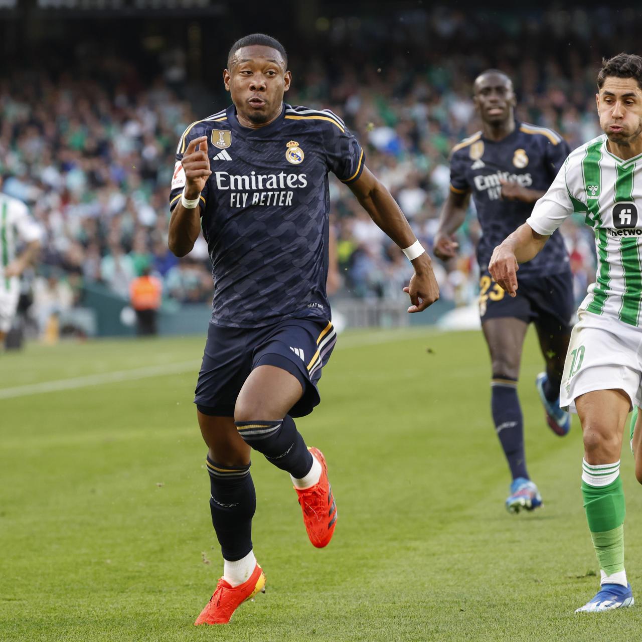 Alaba y Ayoze pugnan por el balón