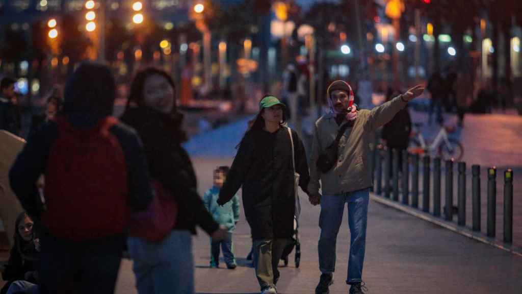 Gente paseando por la playa de Barcelona