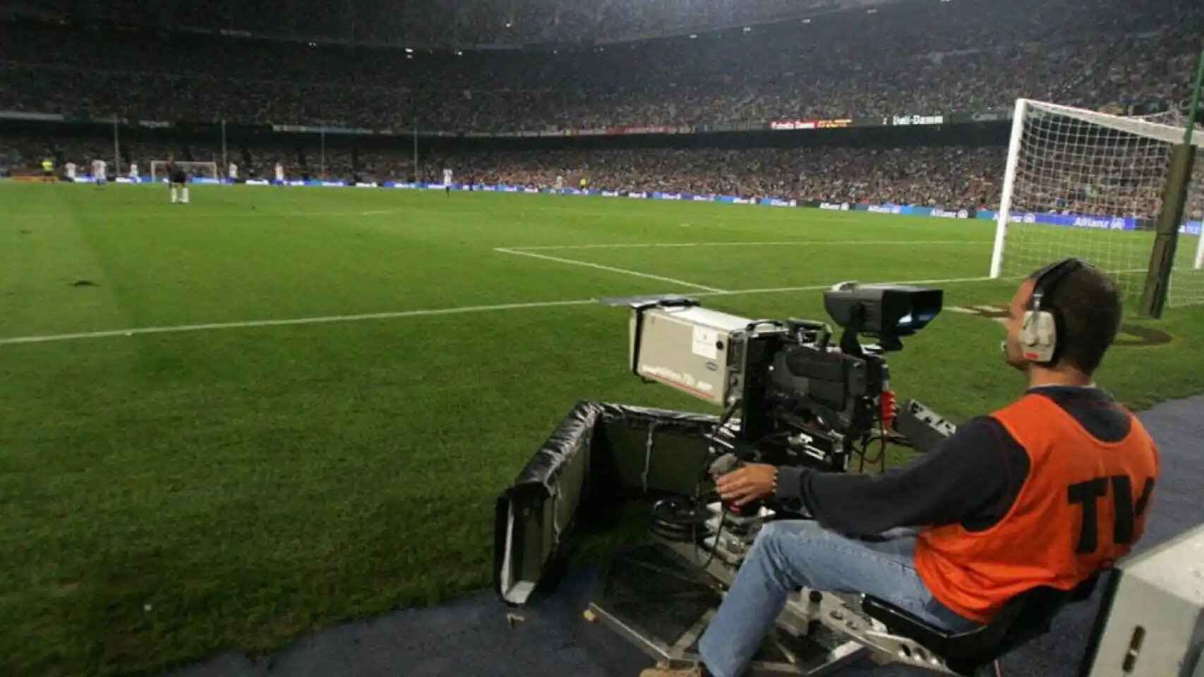 Cámara de televisión en el Camp Nou