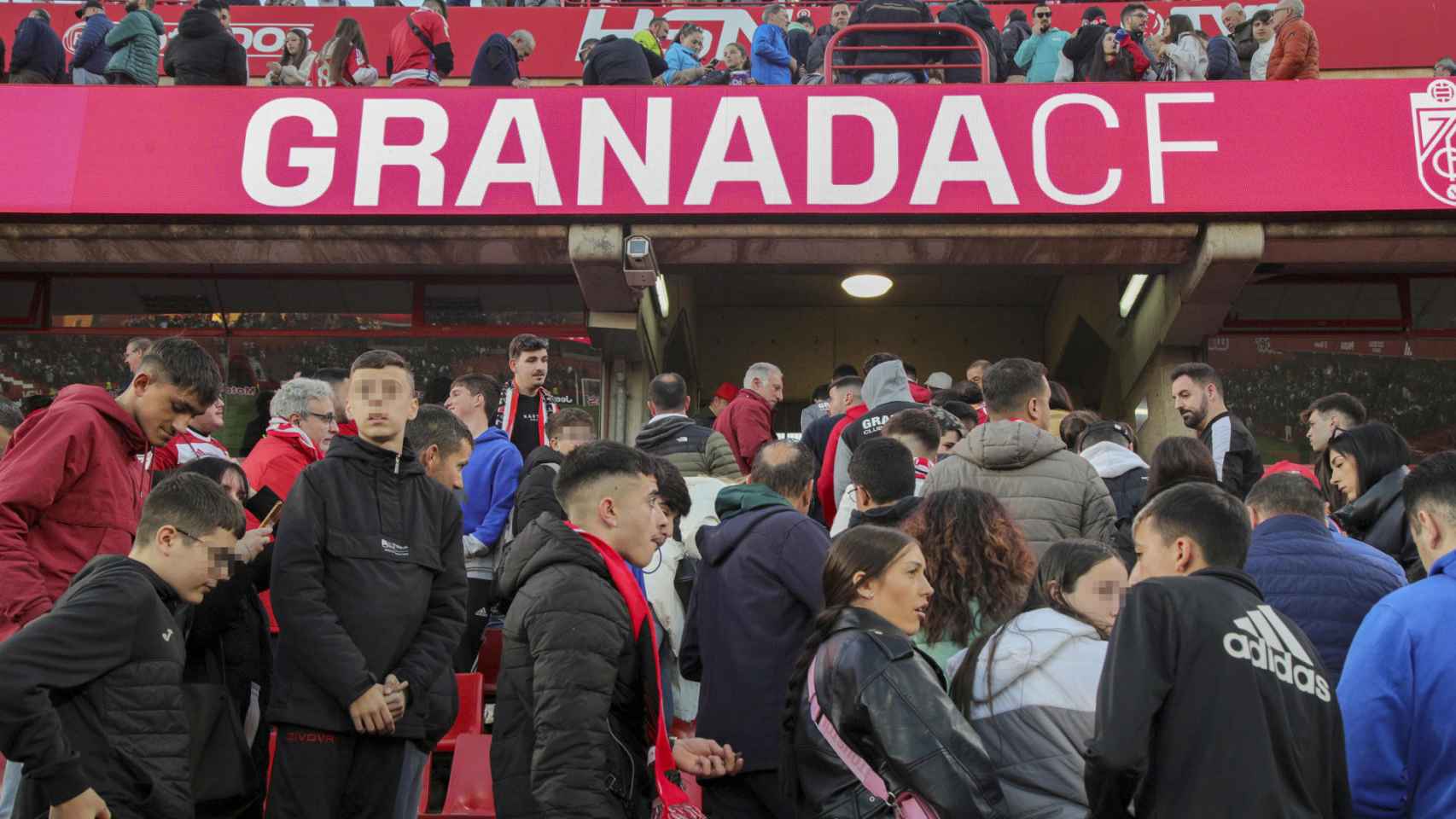 Los aficionados del Granada abandonan el campo tras suspenderse el partido contra el Athletic