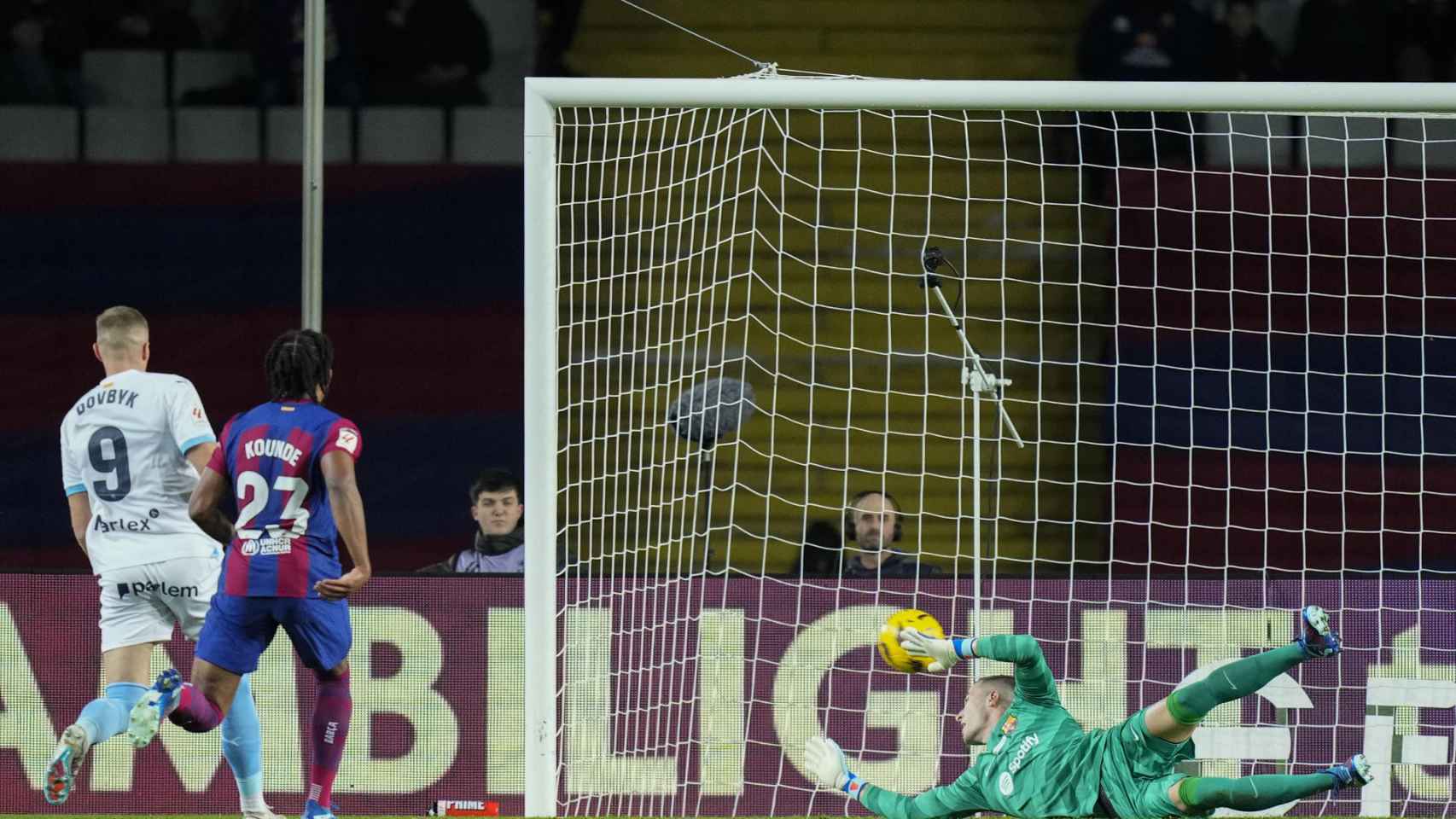 Dobvyk bate a Iñaki Peña y marcar el primer gol del Girona
