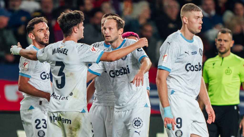 Los jugadores del Girona felicitan a Miguel Gutiérrez por su gol contra el Barça