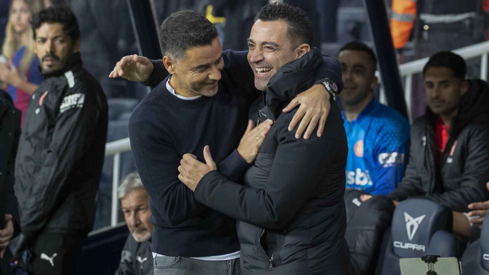 Xavi y Míchel se saludan antes del partido entre el Barça y el Girona