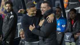Xavi y Míchel se saludan antes del partido entre el Barça y el Girona