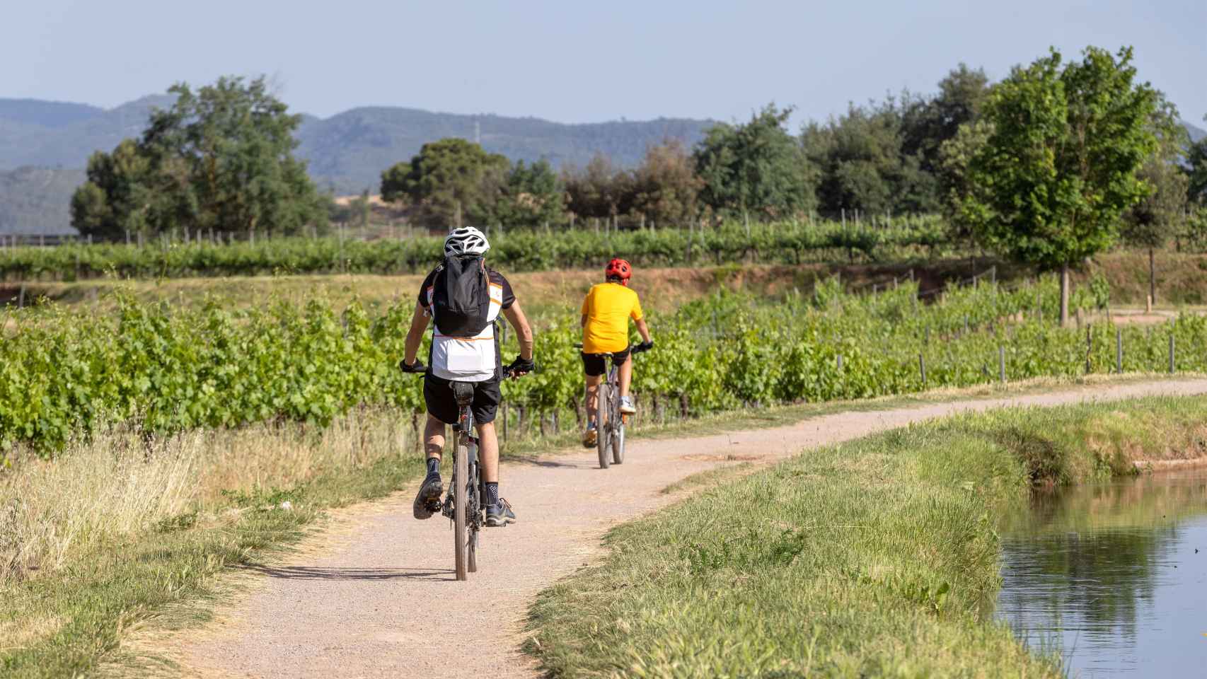 Dos ciclistas visitan la provincia de Barcelona.