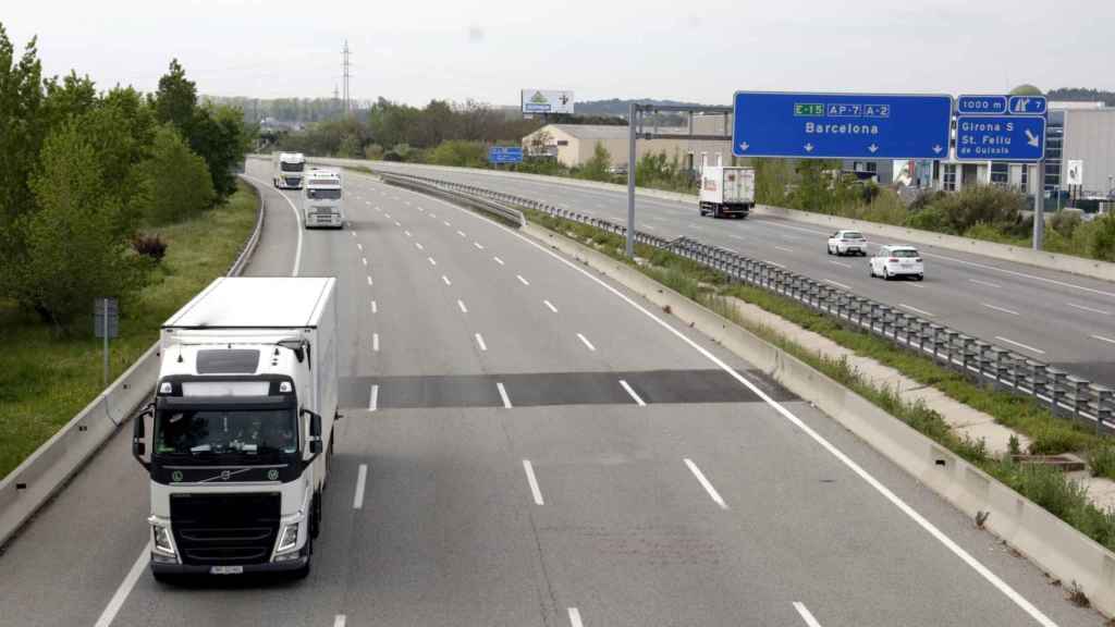 Un camión circulando por una autopista