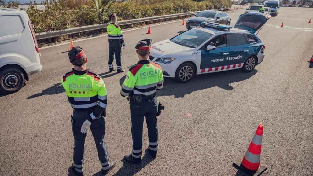 Un punto de control de los Mossos d'Esquadra en una carretera catalana