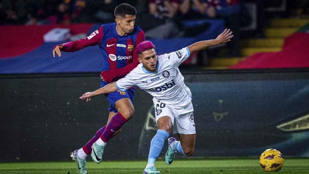 Joao Cancelo contra Yan Couto, dos laterales derechos enfrentados