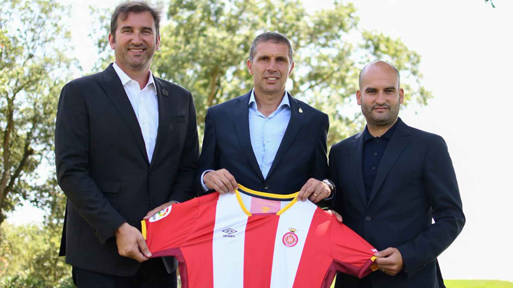 Ferran Soriano, Delfí Geli y Pere Guardiola, con la camiseta del Girona
