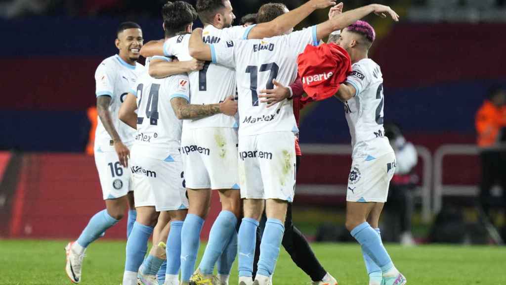 Los jugadores del Girona celebran su victoria en Montjuïc