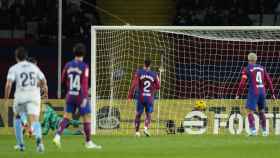 Los jugadores del Barça, tras encajar el segundo gol del Girona