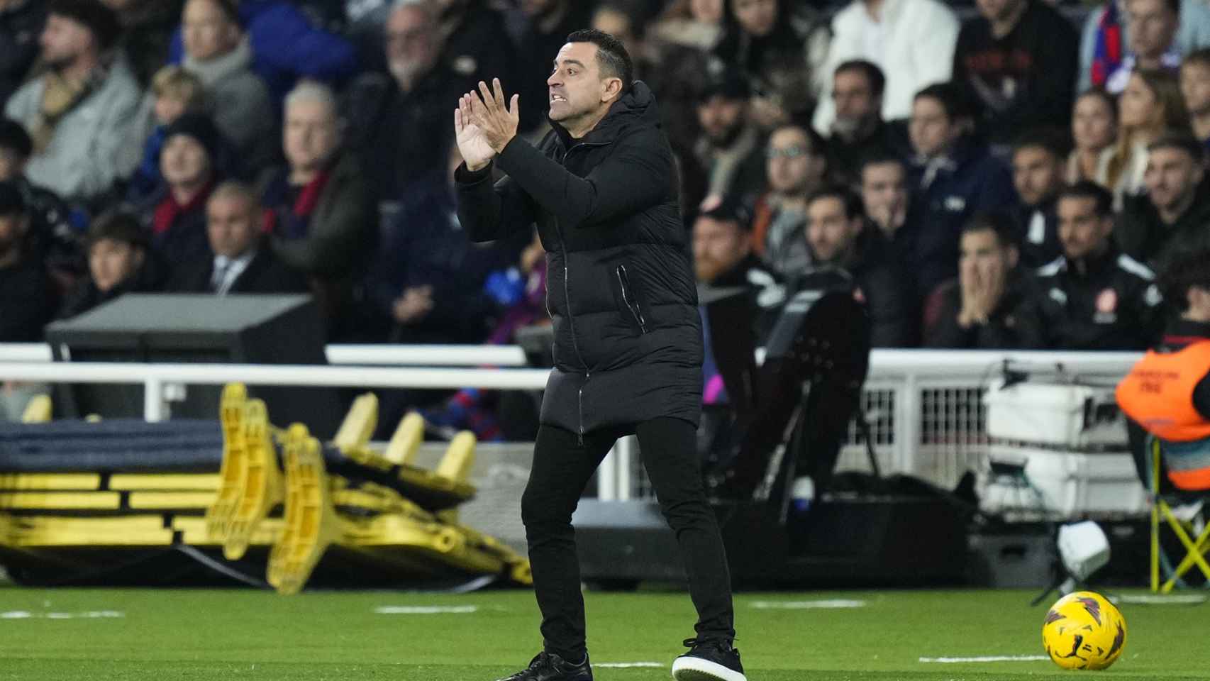 Xavi Hernández aplaude a sus jugadores en el Barça-Girona