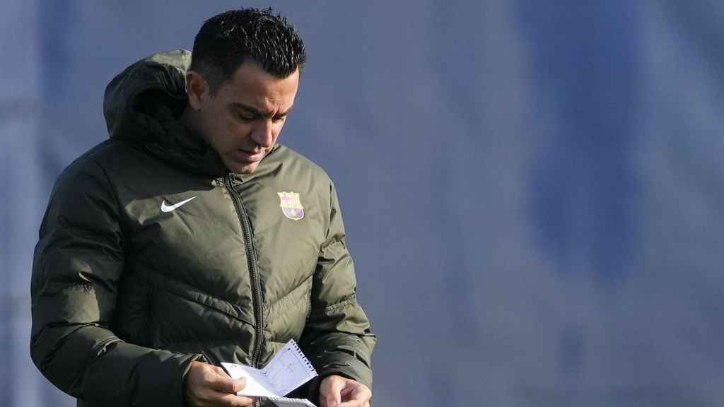 Xavi Hernández, con una libreta durante un entrenamiento del Barça