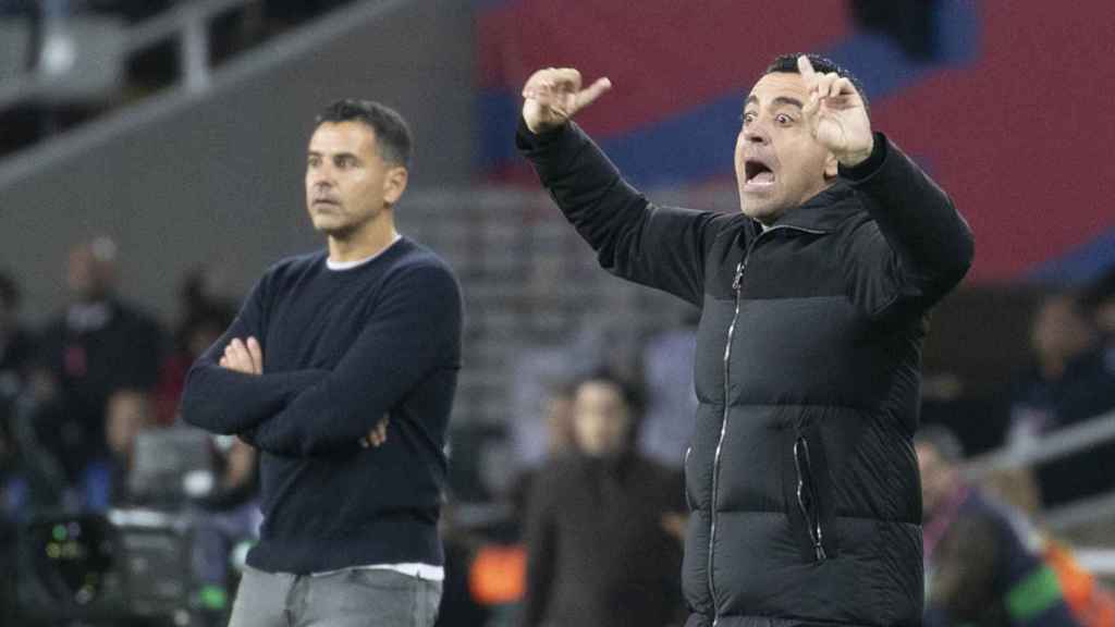 Xavi y Míchel, durante el Barça-Girona en Montjuïc