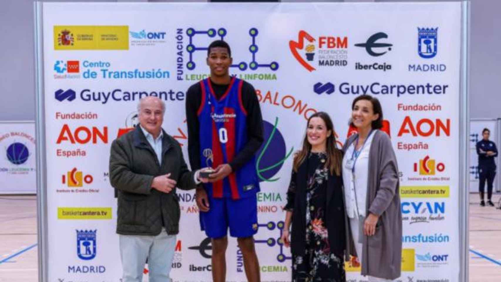 Mohamed Dabone recogiendo el MVP del Torneo Fundación Leucemia y Linfoma