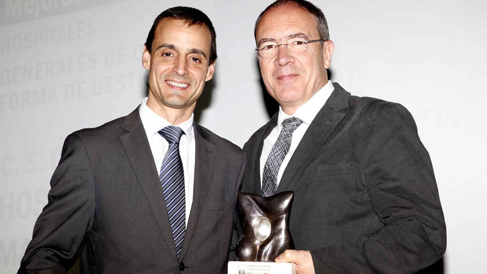 Jordi Valls (d), adjunto a gerencia del Hospital de Mataró, recibiendo un premio