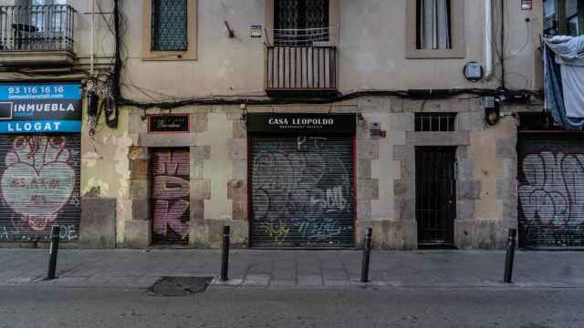 Casa Leopoldo, con la persiana abajo en el Raval de Barcelona ayer