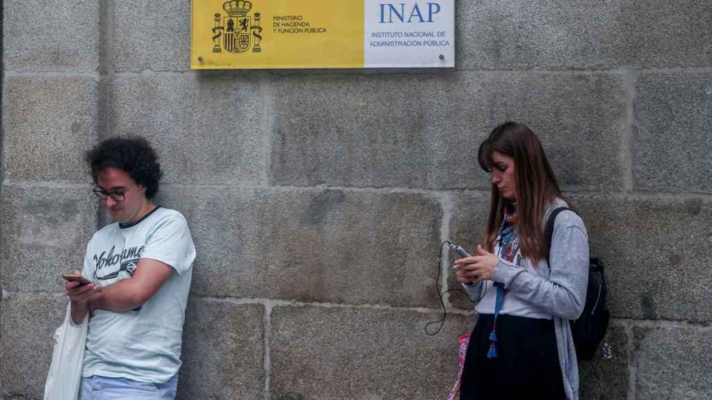 Varias personas en el exterior del Instituto Nacional de Administración Pública