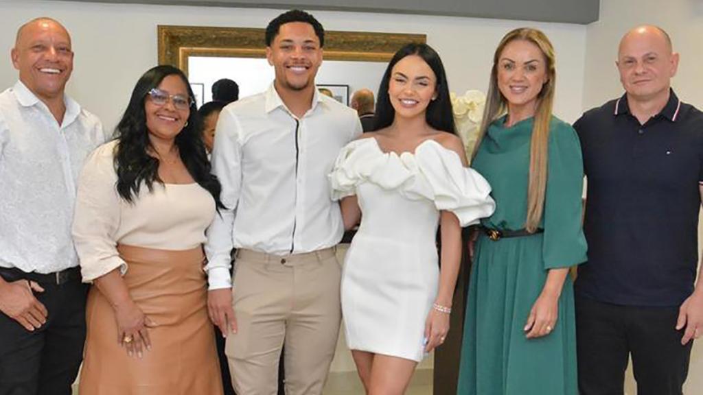 Vitor Roque y Dayana Lins, acompañados de sus familiares