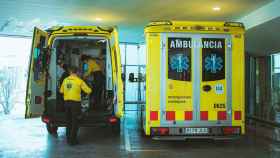 Imagen de dos ambulancias del SEM